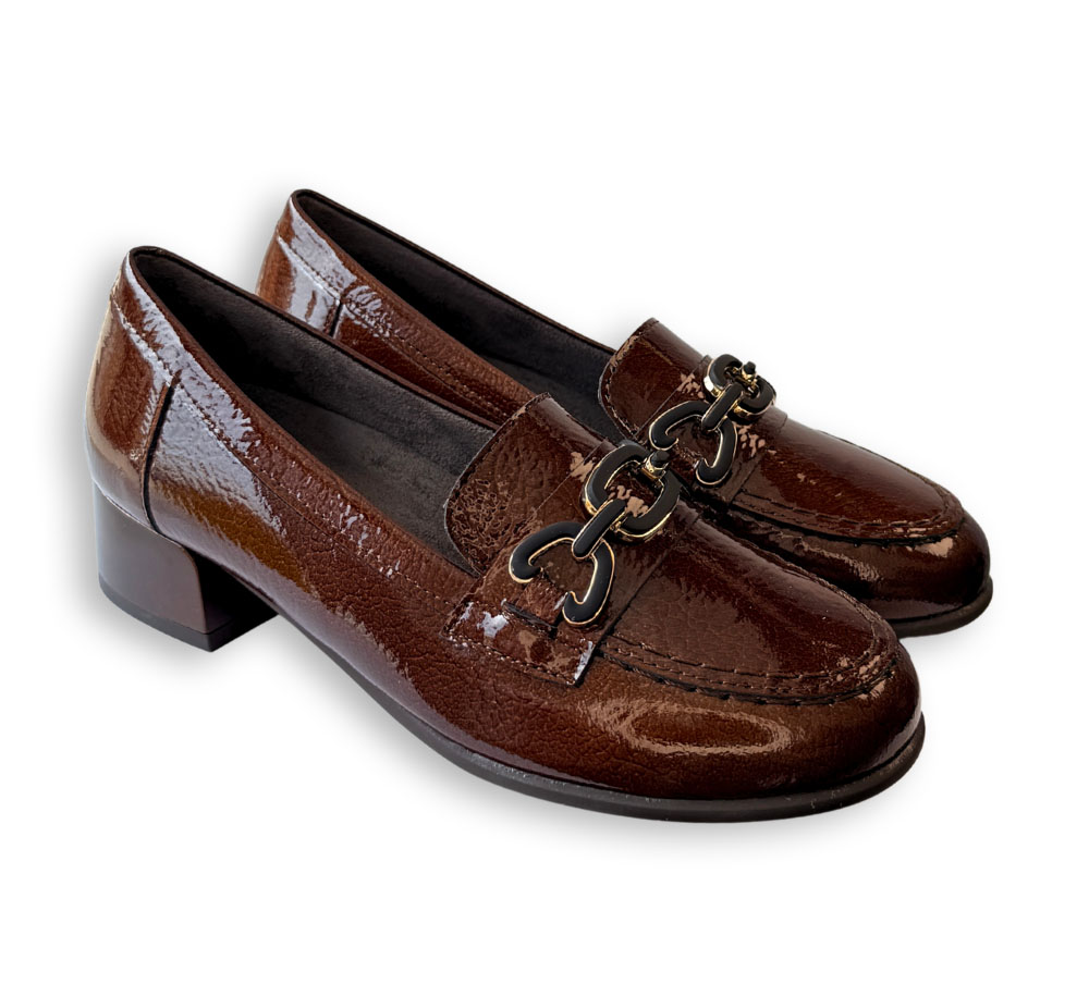 Mocasín Pitillos marrón mujer con adorno metálico