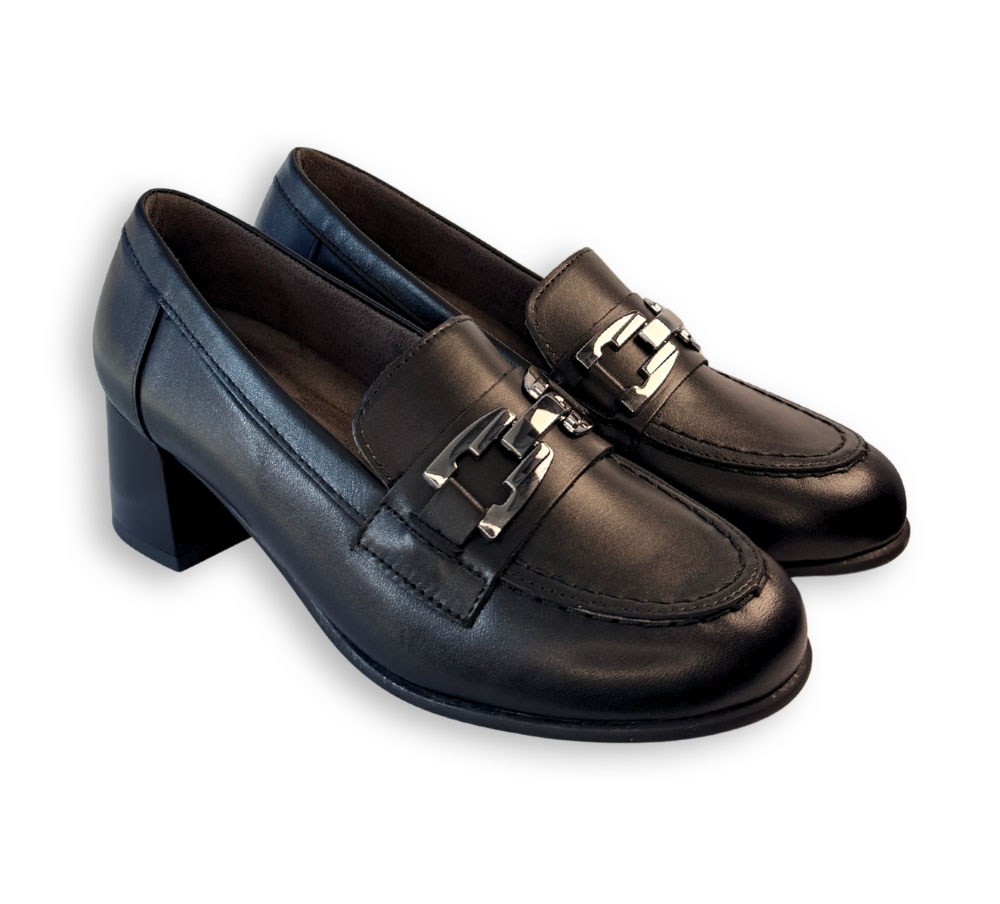 Mocasín Pitillos negro mujer con adorno metálico