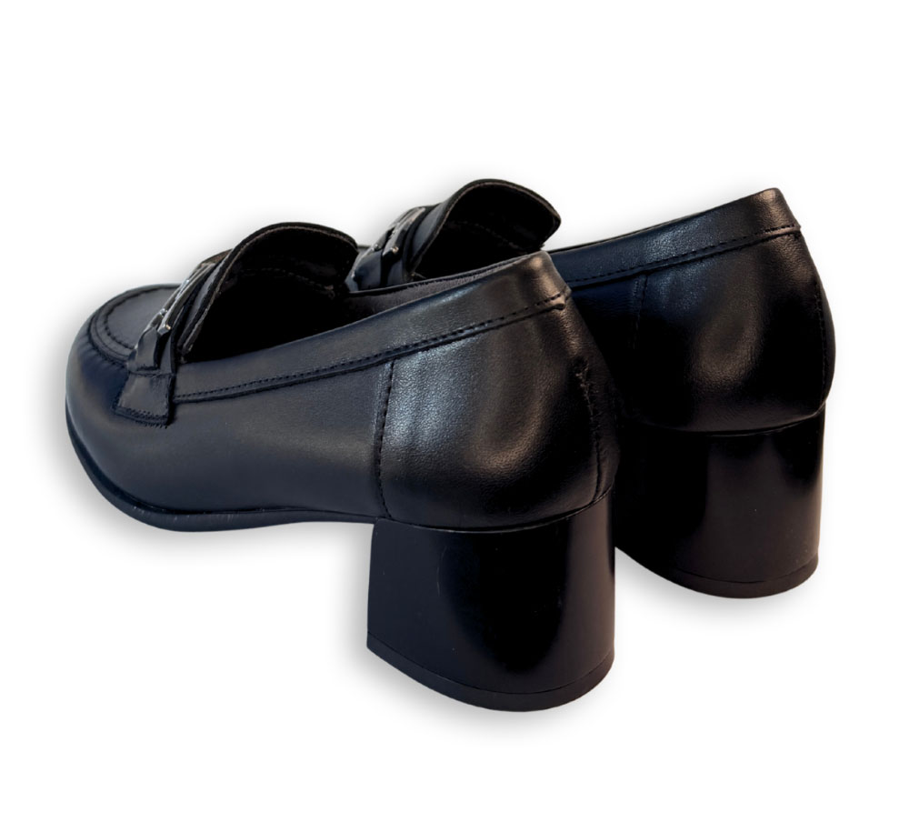 Mocasín Pitillos negro mujer vista trasera con tacón