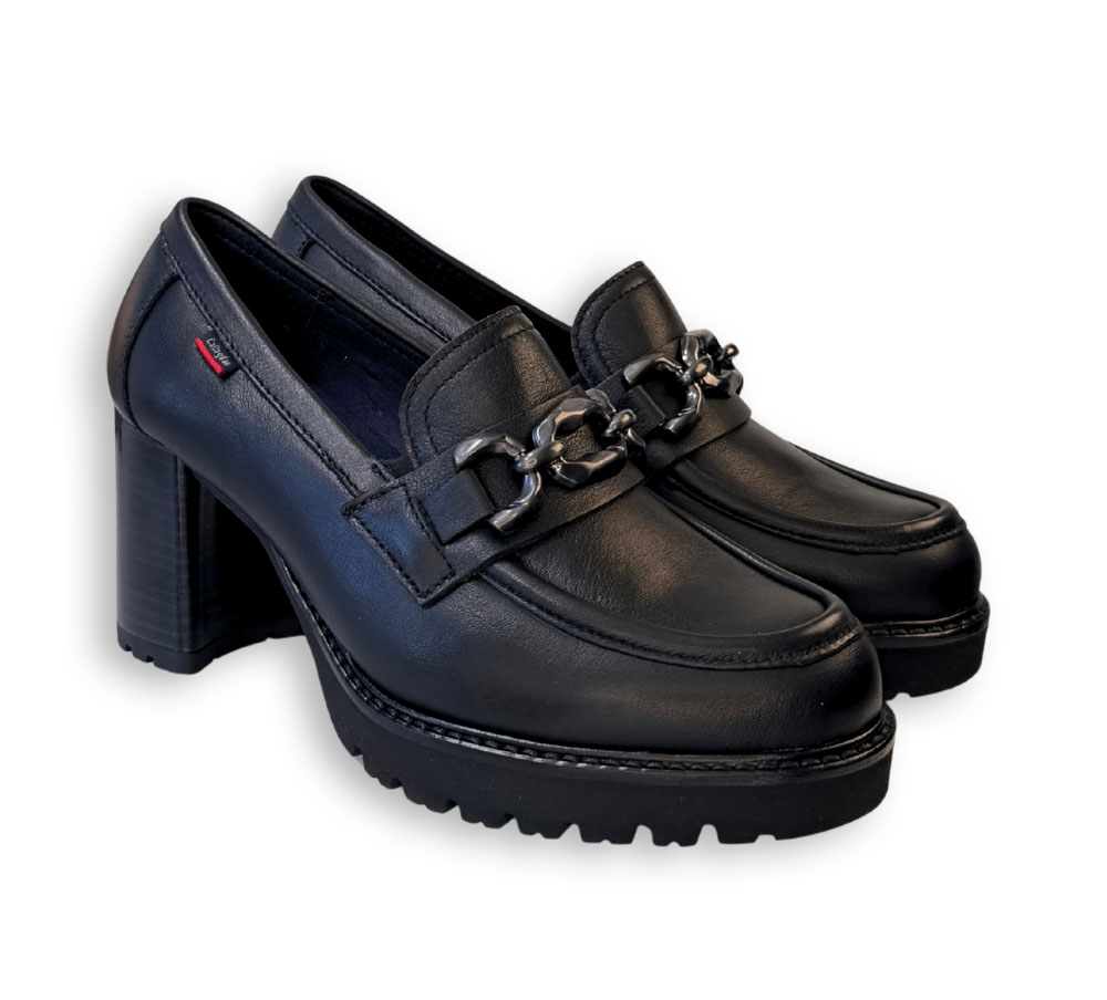 Mocasines Callaghan negros de piel con cadena metálica y suela track