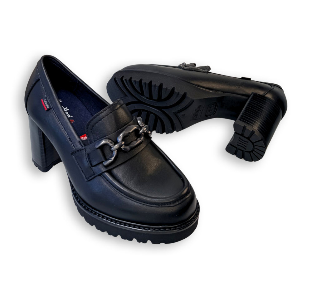 Mocasín Callaghan negro de mujer con suela track dentada