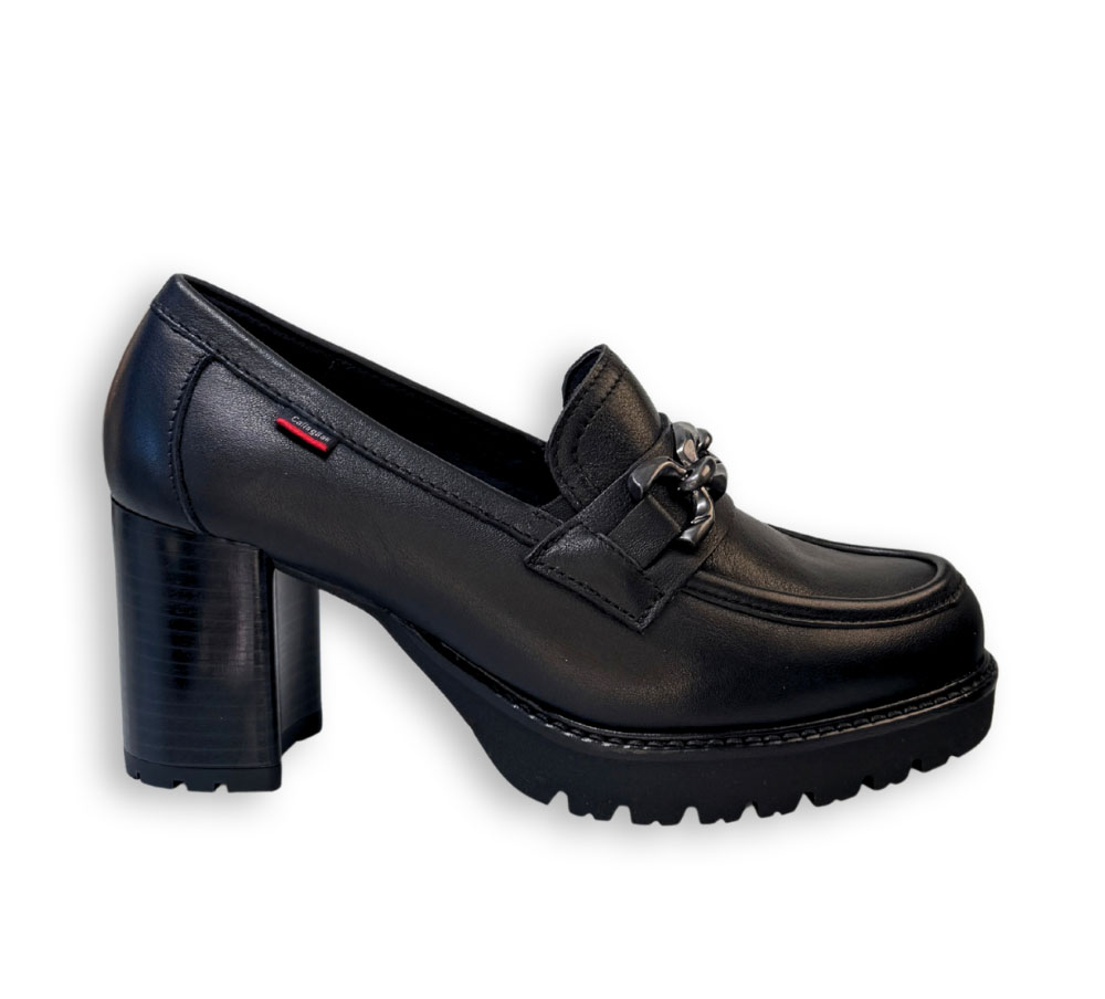 Mocasín mujer negro Callaghan con tacón ancho y cadena metálica