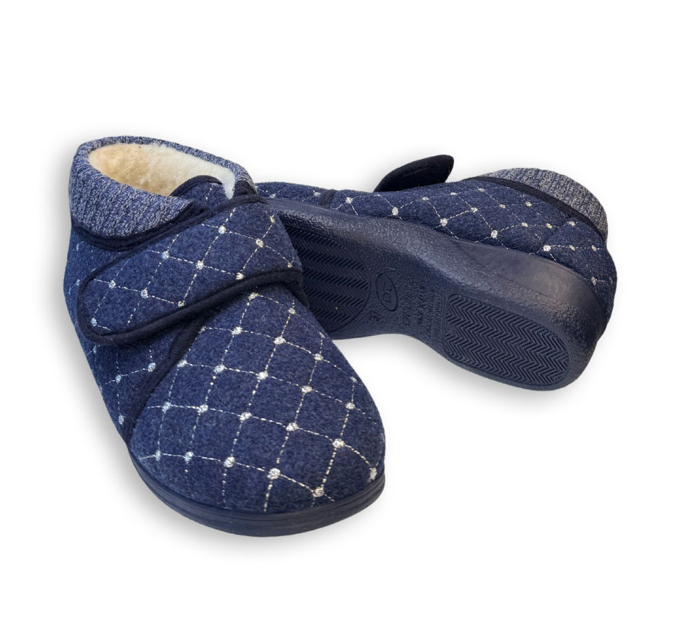 Zapatillas de casa Doctor Cutillas azules con cierre de velcro y suela de goma aparente